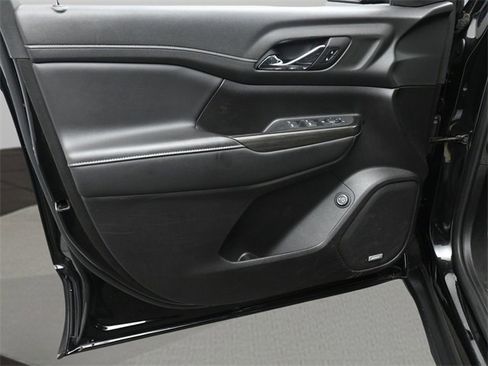 Used 2023 GMC Acadia SLT image 9