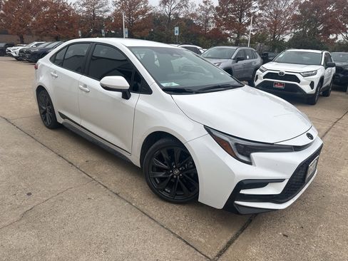 Used 2024 Toyota Corolla SE image 2