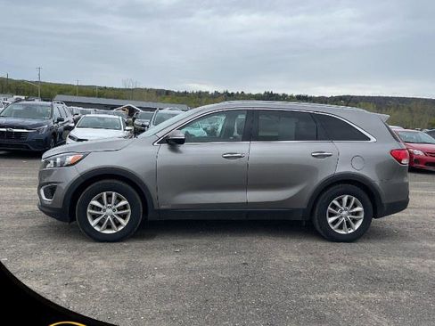 Used 2017 Kia Sorento AWD image 4