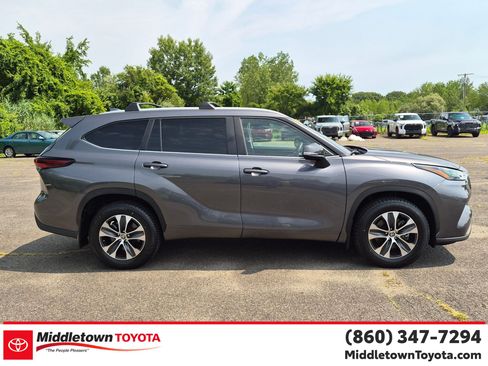Certified 2024 Toyota Highlander XLE AWD/4WD image 2