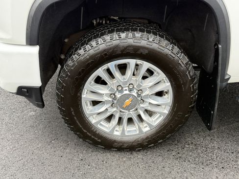 Used 2022 Chevrolet Silverado 2500 High Country w/ Z71 Off-Road Package image 9