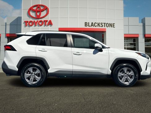 Used 2022 Toyota RAV4 XLE w/ Convenience Package FWD image 2