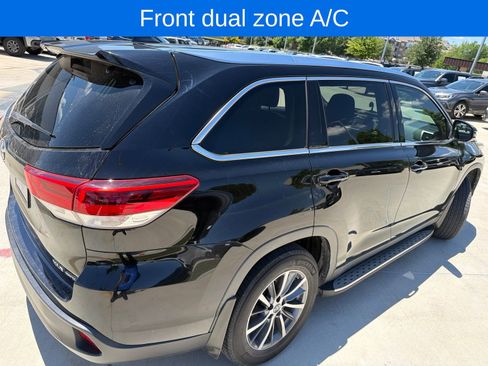 Used 2019 Toyota Highlander XLE AWD/4WD image 3