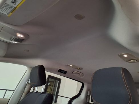 Used 2017 Chrysler Pacifica Touring FWD image 12