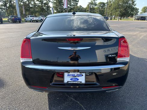 Used 2018 Chrysler 300 Touring L RWD image 7