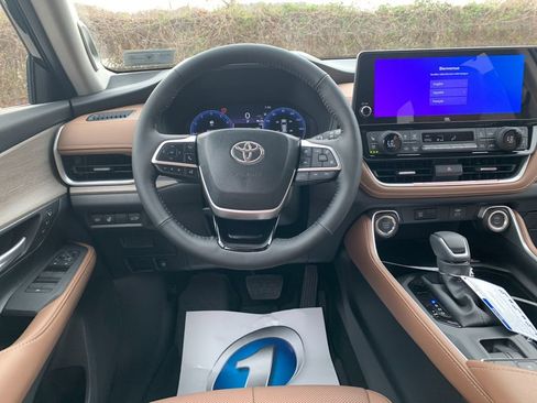 New 2026 Toyota Grand Highlander Platinum image 16