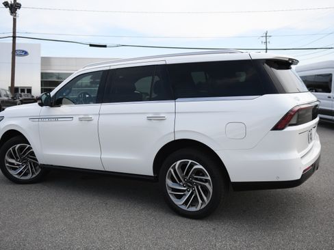 Used 2025 Lincoln Navigator Reserve AWD/4WD image 11