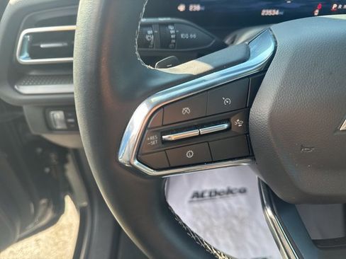 Used 2025 Chevrolet Traverse LT image 26