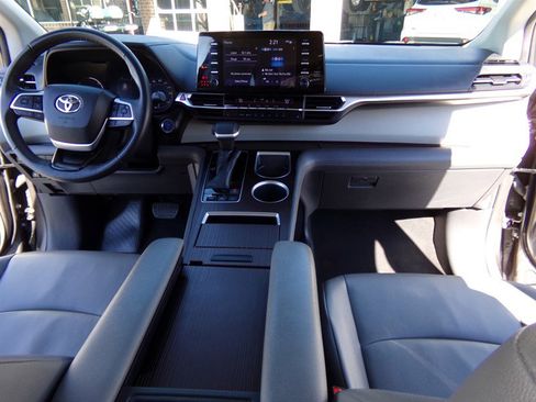Used 2022 Toyota Sienna XLE image 12