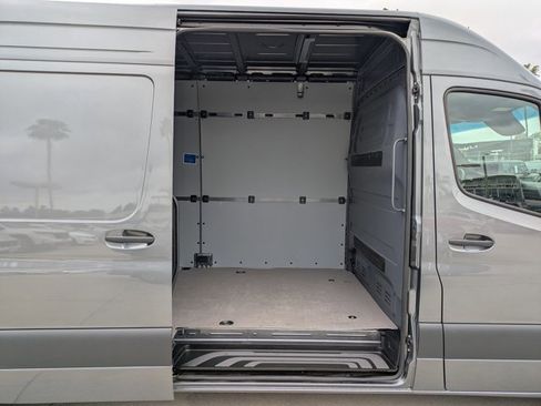 Used 2024 Mercedes-Benz Sprinter 2500 image 19