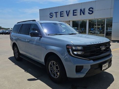 Used 2025 Ford Expedition Active AWD/4WD image 2