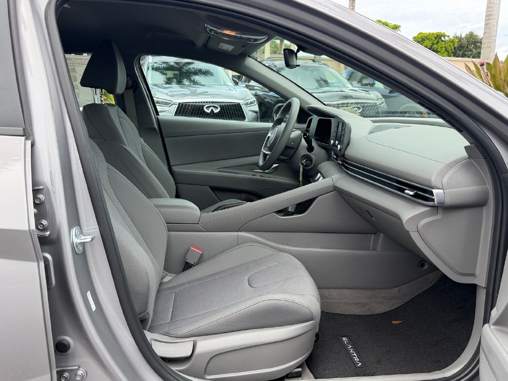 Used 2025 Hyundai Elantra SE FWD image 15