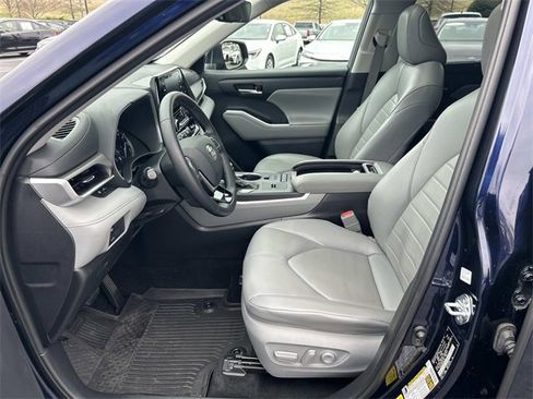 Used 2021 Toyota Highlander XLE image 22