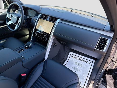 New 2026 Land Rover Discovery Dynamic SE image 14