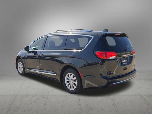 Used 2018 Chrysler Pacifica Touring-L image 4