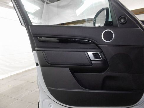 Used 2019 Land Rover Discovery SE image 17