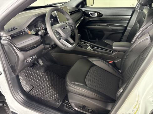 New 2026 Jeep Compass Latitude w/ Sun and Sound Group AWD/4WD image 16