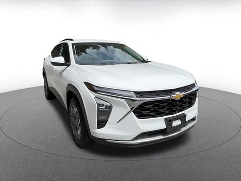 Used 2025 Chevrolet Trax LT FWD image 3