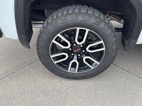Used 2025 GMC Sierra 1500 AT4 w/ AT4 Premium Package AWD/4WD image 14