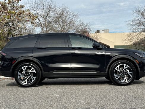 Used 2025 Lincoln Nautilus Premier w/ Jet Appearance Package image 3