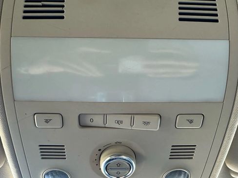 Used 2013 Volkswagen Touareg Sport image 25