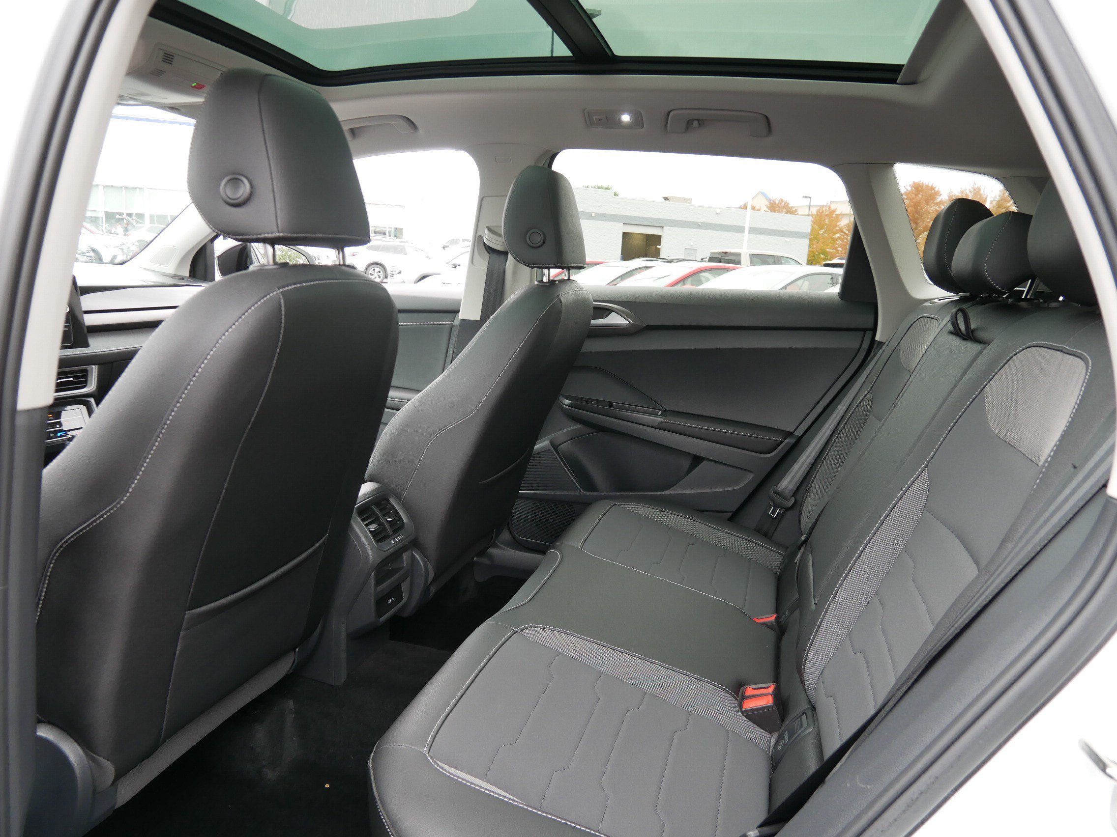 Used 2025 Volkswagen Taos SE AWD/4WD image 24