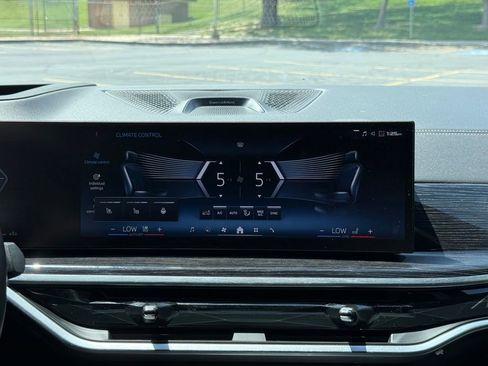 Used 2025 BMW X7 M60i AWD/4WD image 14