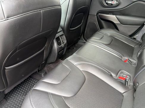 Used 2019 Jeep Cherokee Latitude Plus w/ Cold Weather Group AWD/4WD image 13