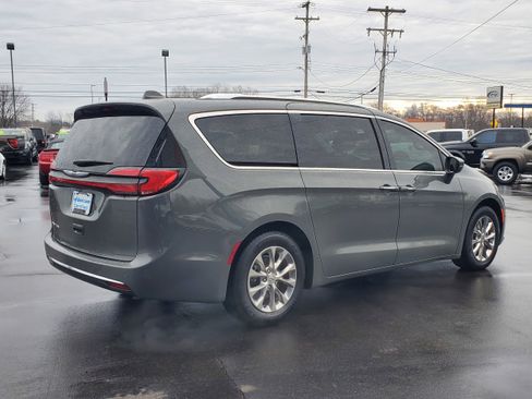 Used 2021 Chrysler Pacifica Touring-L image 4