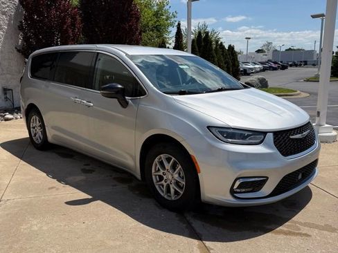 Used 2024 Chrysler Pacifica Touring-L FWD image 7