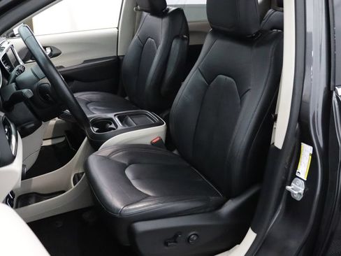 Used 2020 Chrysler Pacifica Touring-L FWD image 11