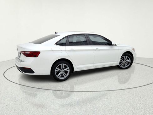 Used 2024 Volkswagen Jetta SE image 8