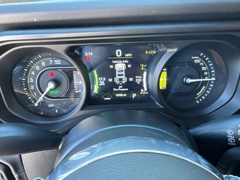 Used 2025 Jeep Wrangler Sahara image 25