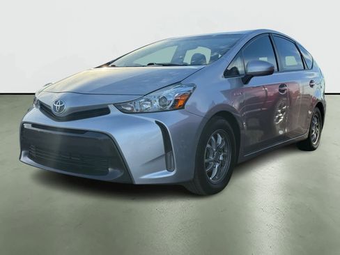 Used 2017 Toyota Prius V Three image 2