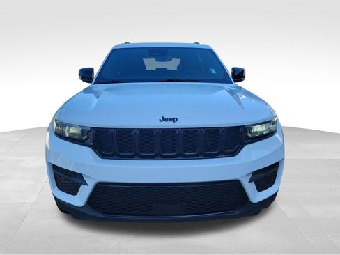 Used 2023 Jeep Grand Cherokee Altitude RWD image 8