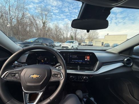 Used 2025 Chevrolet Trax LT w/ LT Convenience Package image 32