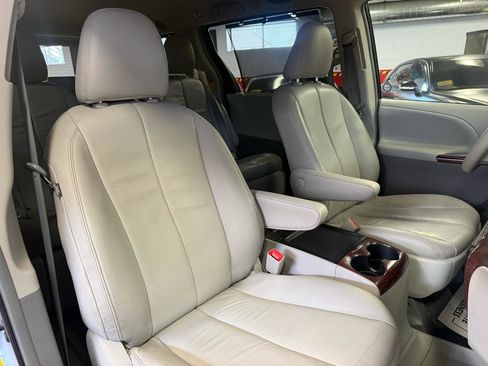 Used 2014 Toyota Sienna Limited image 40
