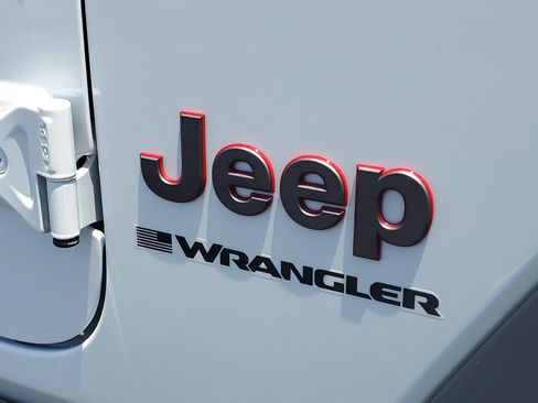 Used 2025 Jeep Wrangler Unlimited Rubicon AWD/4WD image 8
