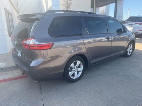Used 2015 Toyota Sienna LE FWD image 3