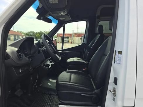 Used 2022 Mercedes-Benz Sprinter 2500 image 9