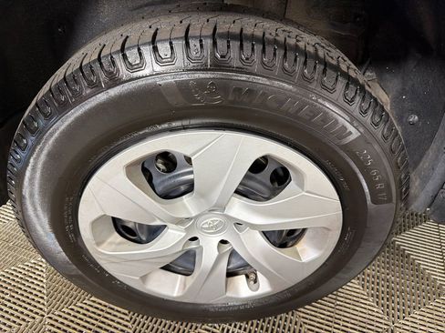 Used 2021 Toyota RAV4 LE FWD image 17