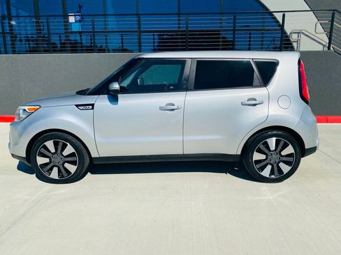 Used 2015 Kia Soul ! image 2
