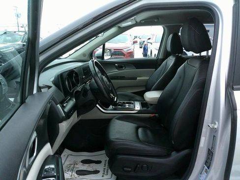 Used 2023 Kia Carnival LX image 19