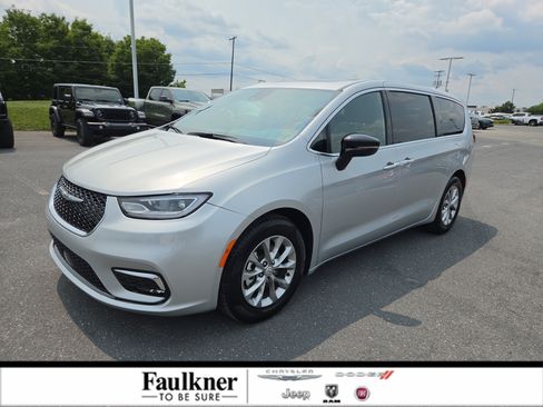 Used 2026 Chrysler Pacifica Limited FWD image 1