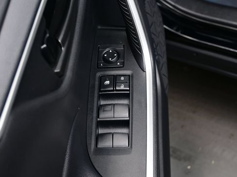 Used 2021 Toyota RAV4 LE AWD/4WD image 10