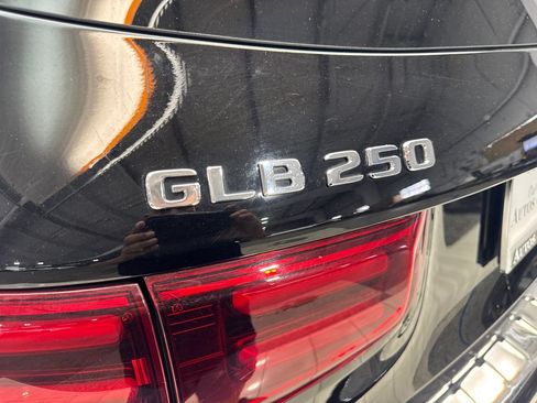 Used 2025 Mercedes-Benz GLB 250 4MATIC image 23