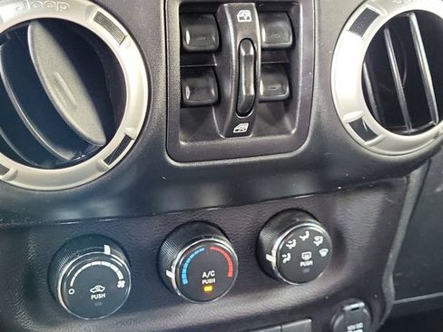 Used 2018 Jeep Wrangler Unlimited Rubicon w/ Connectivity Group AWD/4WD image 18