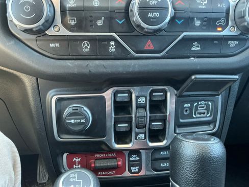 Used 2024 Jeep Wrangler Unlimited Rubicon w/ Convenience Group AWD/4WD image 17