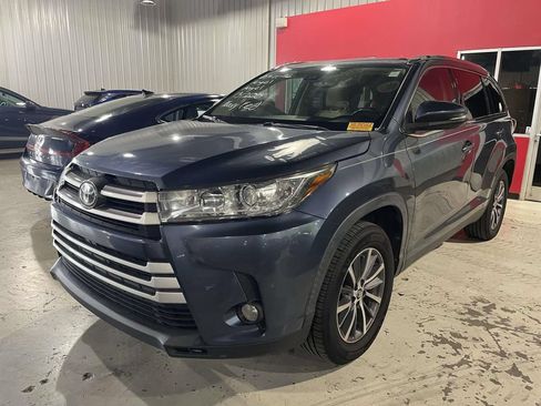Used 2019 Toyota Highlander XLE FWD image 2