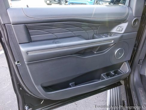 Used 2024 Ford Expedition Platinum image 29